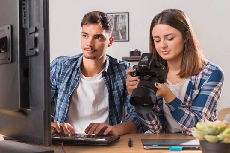 people-looking-together-photos-camera